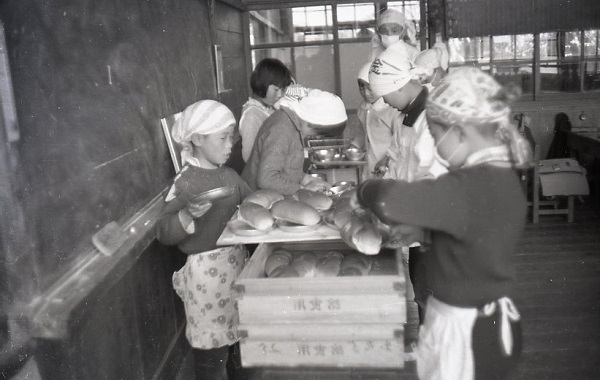 1965年 出丸小 給食状況035.jpg